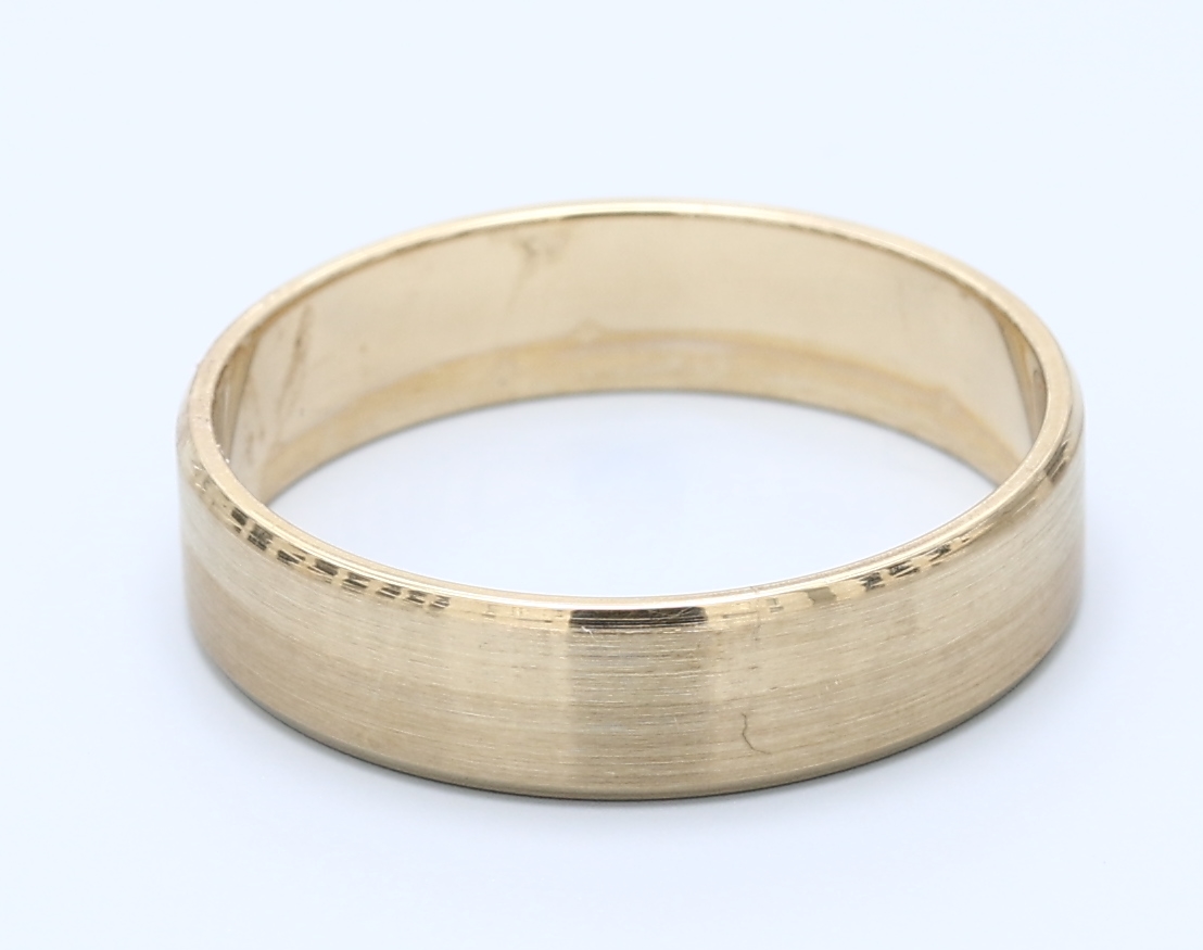 9ct YG Bevel Edge